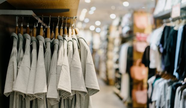 Cum a încercat un tânăr din Constanța să păcălească senzorii unui magazin din mall pentru a fura fără griji haine