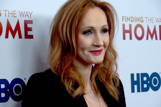JK Rowling sărbătorește după ce Curtea Supremă a decis că femeile trans nu sunt femei. Celebra scriitoare, reclamată mereu în instanță