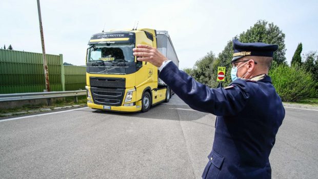 Șofer de TIR amendat cu 35.000 de euro, după ce polițiștii au verificat cursele din ultimele 56 de zile, când a parcurs 13.554 kilometri