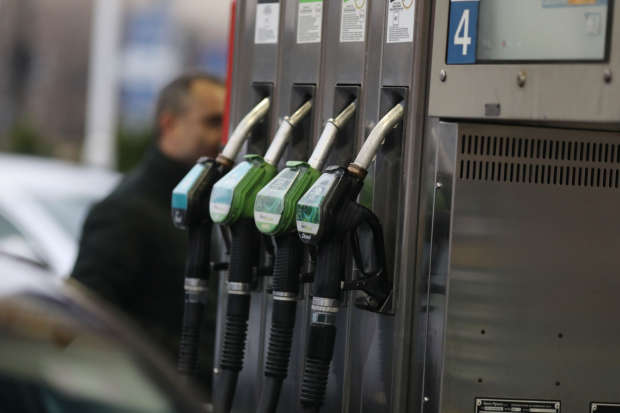 Benzina și motorina se ieftinesc, însă experții avertizează că este semn de recesiune