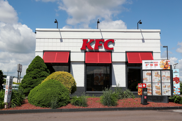 KFC a lansat pasta de dinți cu aromă de pui prăjit. Cât costă produsul care îți lasă gura „curată și proaspătă”