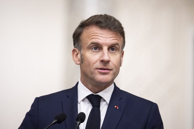  Parfumul Dior Eau Sauvage și Impactul Asupra Atmosferei de la Élysée – Află Cum Stilul său Olfactiv Devine Simbol de Putere și Autoritate la Palat și cum Brigitte Macron Își Alină Dorul Cu Aroma Sa Distinctivă