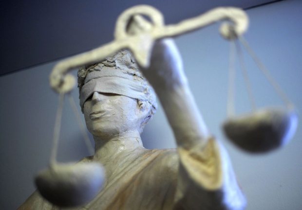 Un român a deschis 100 de procese într-o singură zi, împotriva Curții Constituționale: „Ultima încercare pentru #Turul2Înapoi”