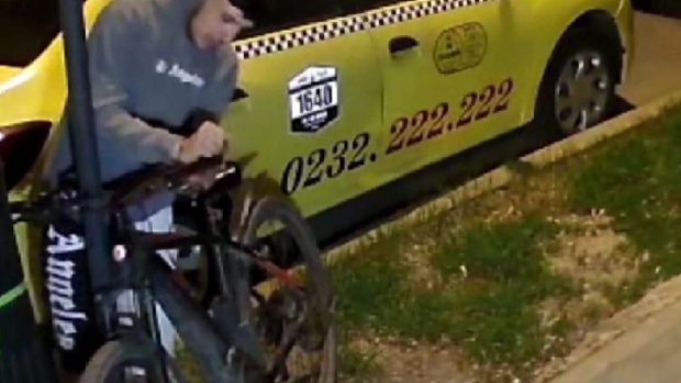 Un hoț din Iași s-a chinuit o oră și jumătate să fure o bicicletă legată de un stâlp. Ce nu a observat însă acesta