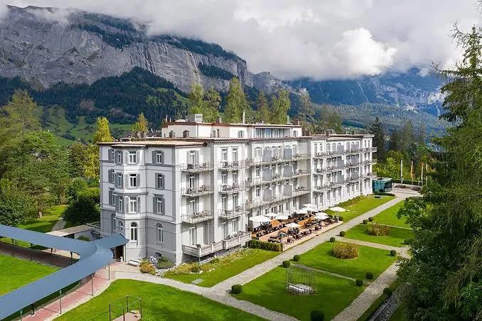 Hotelul de lux din Italia al patronilor Dedeman, frații Pavăl, se deschide în aprilie. Care e prima zi de rezervări la Grand Hotel Gardone