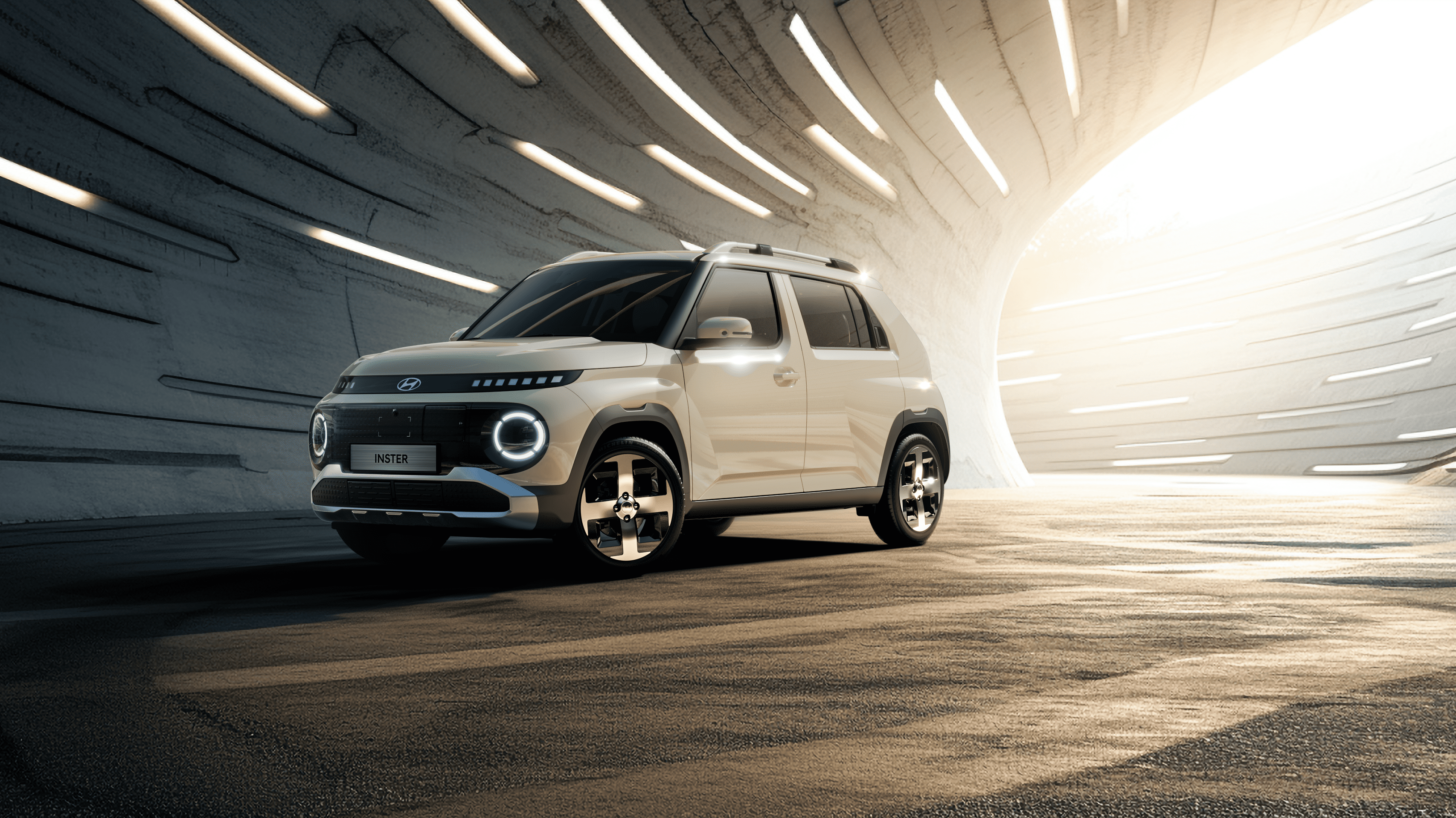 O mașină Hyundai Inster, de culoare galben deschis