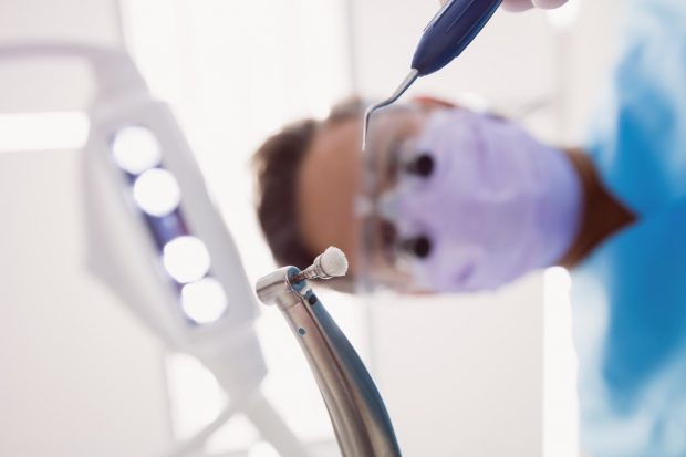 5 semne că ai nevoie de o igienizare dentară profesională