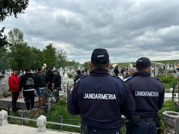 Au sfârâit grătarele într-un cimitir din Botoșani, de Paștele Blajinilor. Apoi a plouat cu amenzi