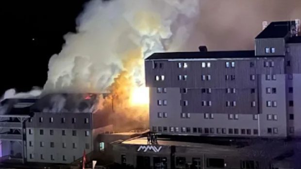 428 de turiști au fost evacuați dintr-un hotel în flăcări din Alpii francezi: „Vă rugăm să donați haine, au rămas în pijamale”
