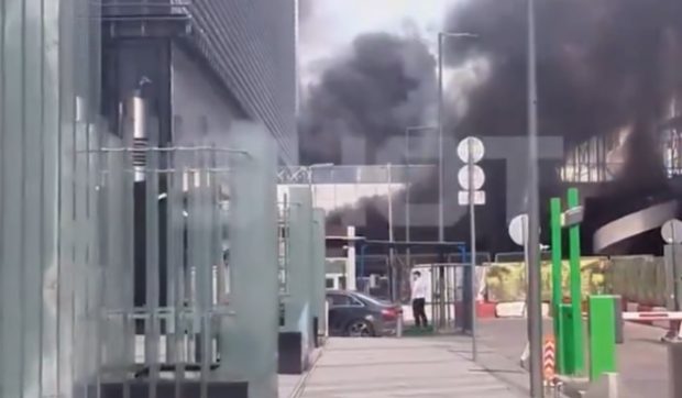 Alertă la Moscova după ce o mașină a sărit în aer în parcarea unui mall de lux, provocând un incendiu puternic I VIDEO   