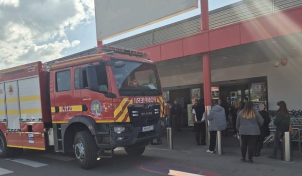 Incendiu izbucnit la un restaurant dintr-un supermarket din Oradea. Aproape 150 de oameni s-au evacuat