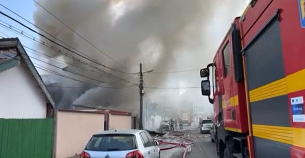 Incendiu violent în București, lângă Auchan Titan: Casă și garaj cuprinse de flăcări în sectorul 3 I VIDEO