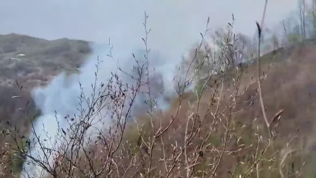 Incendiul uriaș de pădure din Argeș s-a extins: pompierii au fost duși către focarele active cu un elicopter Black Hawk