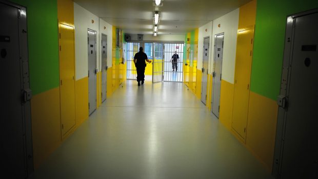 Atacuri coordonate și focuri de Kalașnikov în mai multe închisori din Franța, pe timpul nopții: există suspiciuni de terorism