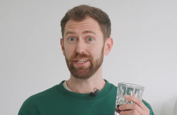 Un influencer a renunțat la alcool timp de un an și documentează prin ce transformări a trecut corpul lui