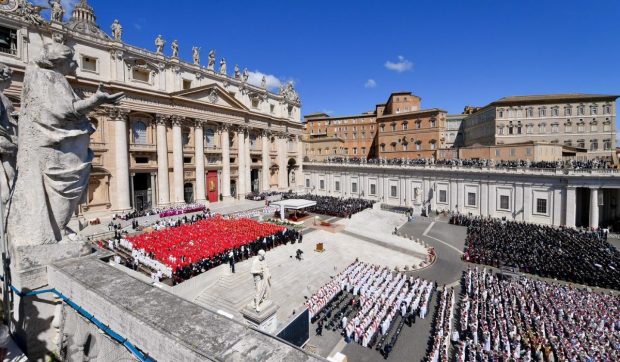 Ce nu s-a văzut la TV de la înmormântarea Papei Francisc: culisele întâlnirii Trump-Zelenski, remarcile anti-Trump din timpul prelegerii și semnul de „pace” dintre Trump și Macron