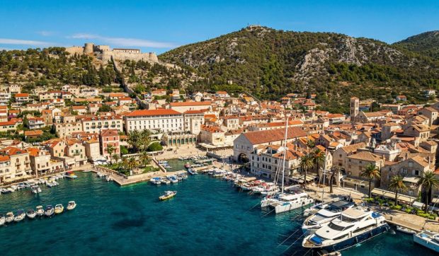 Insula europeană plină de turiști care te poate amenda cu până la 700 de euro dacă mergi pe stradă în costum de baie sau fără cămașă
