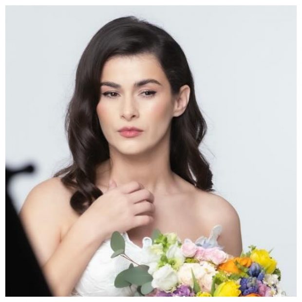 Imagine Stire Actrița Irina Antonie nu a băut alcool nici la propria nuntă. „De 18 ani m-am lăsat de băut și lumea mă întreabă câți ani am” | VIDEO EXCLUSIV | 2review.ro