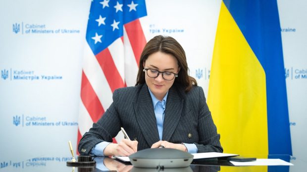 Obstacol de ultim moment în semnarea acordului privind mineralele între Ucraina şi SUA. Mesajul primit de ministrul ucrainean în timp ce se afla în avion spre Washington