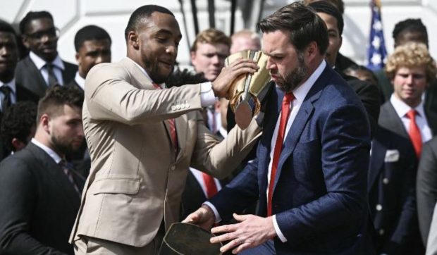 Momentul viral în care JD Vance scapă trofeul campionatului naţional al statului Ohio, în timpul ceremoniei de la Casa Albă: „N-am vrut să-l mai primească cineva” | VIDEO