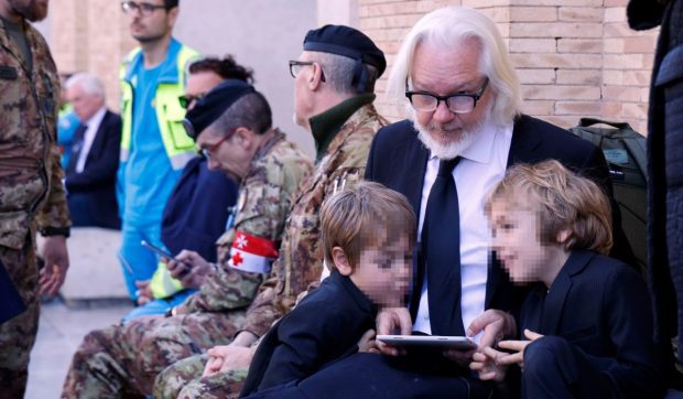 Papa Francisc a vrut să-i ofere azil la Vatican lui Julian Assange și i-a scris în închisoare, spune soția fondatorului WikiLeaks
