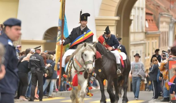 Zilele orașului Brașov: parada Junilor are loc în Duminica Tomii. „Elemente de mit, rit, ceremonial şi magie”