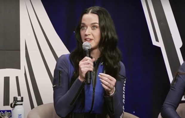 Imagine Stire De ce Katy Perry nu a cântat una dintre melodiile sale în spațiu: „Este despre noi”. Imagini cu cântăreața care a simțit gravitația în capsula spațială | 2review.ro