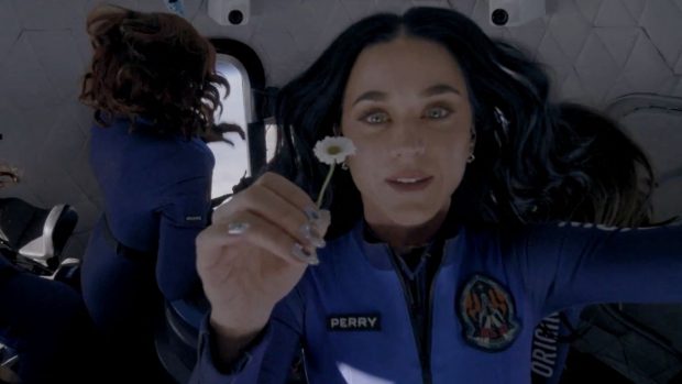 Katy Perry în spațiu, un zbor istoric sau o mare păcăleală? Teoria conspirației care de agață de un… fir de păr