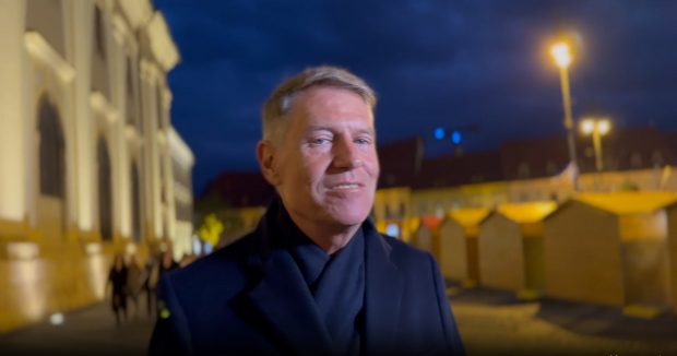 Klaus Iohannis a râs și a refuzat să dialogheze cu presa de Paște, la Sibiu, la două luni după demisia din funcția de președinte