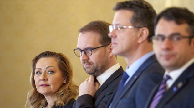 Război total în USR. Elena Lasconi amenință cu tribunalul, Ionuț Moșteanu dezvăluie pe grupul intern cel mai bine păzit secret: „Nu a vrut să știți adevărul”