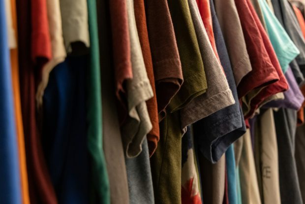 Garderoba masculină perfectă: confort, stil și versatilitate cu tricouri și pantaloni trening