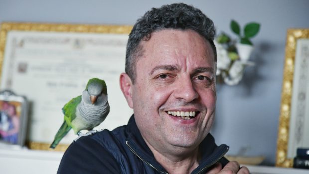 Românul care a condus barurile de la „Intercontinental”: „Securitatea ne obliga să folosim farfurii cu microfoane. Fane Spoitoru venea cu sacoșe cu bani”. A trăit Revoluția la baricade: „Râuri de sânge!” I Exclusiv