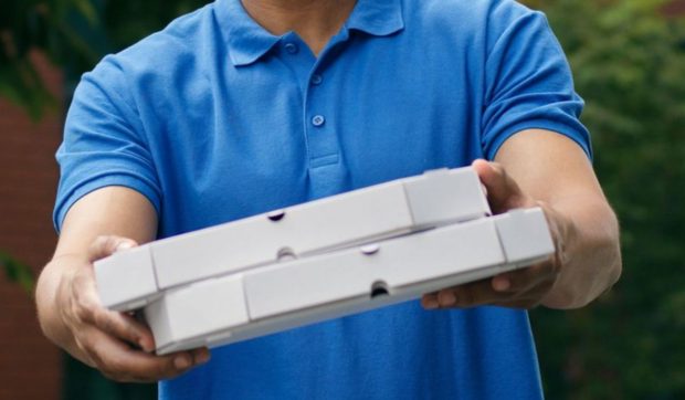 Un bărbat și-a comandat o pizza în plină amenințare cu bombă. Poliția i-a livrat-o personal, dar „bacșișul” a fost usturător