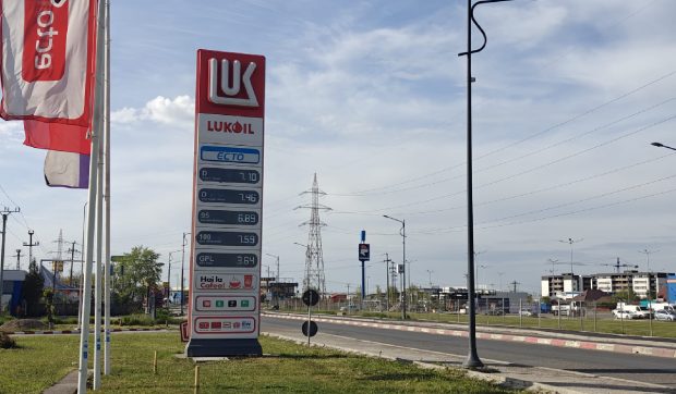 Prețul benzinei standard scade sub pragul psihologic de 7 lei pentru prima dată după mult timp. Principalele motive