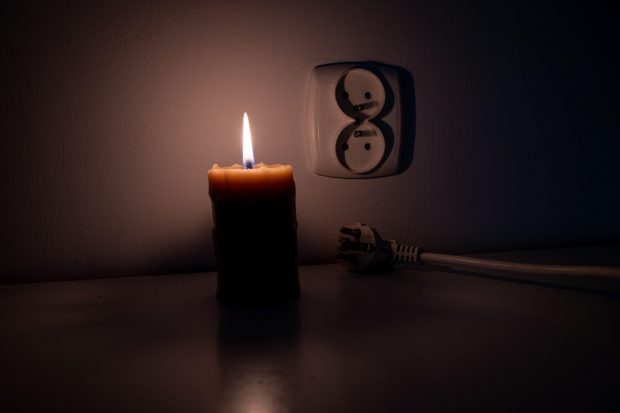 Cele doar cinci lucruri de care ai nevoie ca să treci cu bine peste o pană de curent, descoperite după imensul blackout din Spania