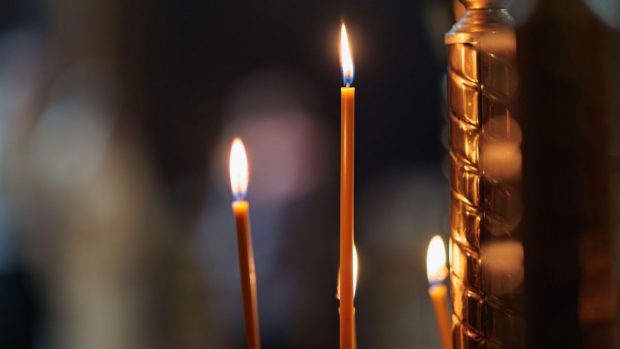 Un preot român critică dur aducerea Luminii Sfinte: „Lumina bună ajunge la domnii mari, iar copiii noștri primesc lumină proastă”