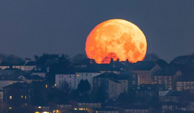 „Luna Roz” va apărea pe cer la noapte, alături de una dintre cele mai strălucitoare stele. Momentul ideal pentru a fi văzută