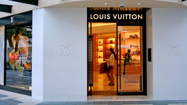 LVMH, gigantul din spatele Louis Vuitton sau Dior, și-a pierdut titlul pentru cea mai valoroasă companie din lume în favoarea unui alt brand de lux