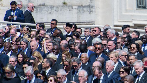 Marcel Ciolacu, viral după ce s-a pozat la Vatican, la înmormântarea Papei Francisc: „Vedeai ceva de acolo?”