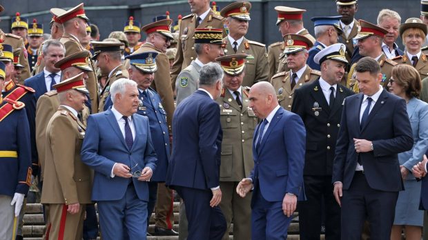 Ziua Forțelor Terestre 2025. Ilie Bolojan a vizitat fără Marcel Ciolacu expoziția de echipamente și tehnică militară din Parcul Carol | VIDEO
