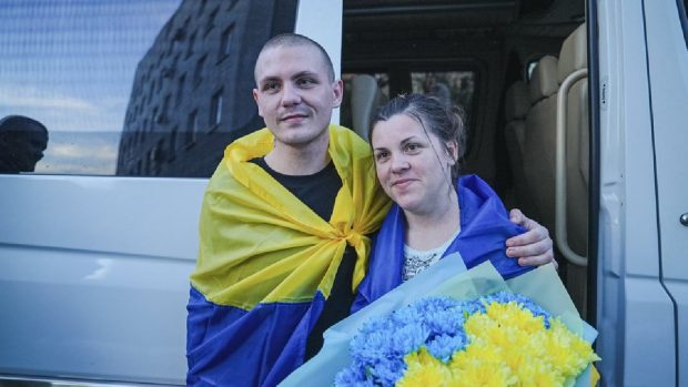 Mamă și fiu luați prizonieri din combinatul Azovstal, reuniți de Paști, după 3 ani de captivitate în Rusia: „Dacă visez, nu mă trezi!”
