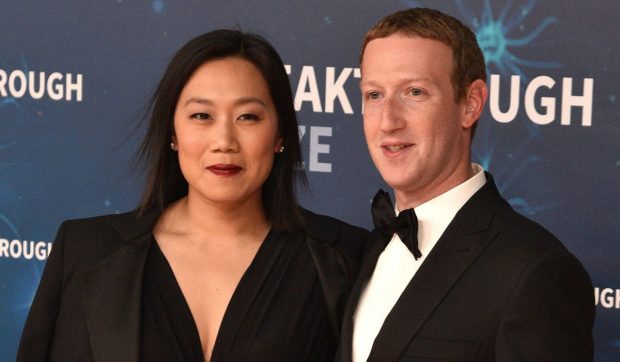 Soția lui Mark Zuckerberg, deloc impresionată de sculptura uriașă care o înfățișează și pe care șeful Meta i-a plantat-o în curte