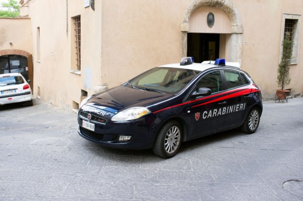 Șofer român de TIR, pus la pământ cu electroșocuri de carabinieri. Vecinii au chemat agenții să îl liniștească