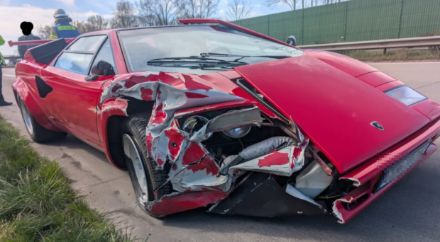 Un șofer de 83 de ani a condus un Lamborghini cu 180 km/h pe autostradă și l-a distrus: 200.000 de euro pagubă