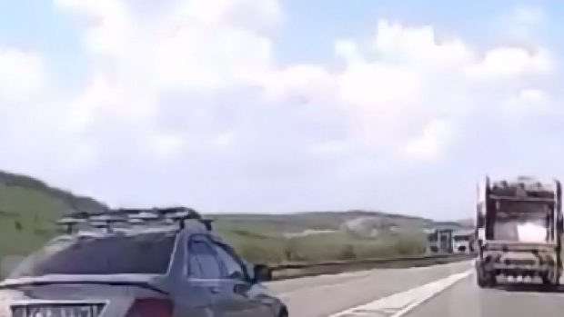 Tupeul unui șofer pe centura Clujului: depășește pe linia continuă, chiar în fața mașinii de Poliție | VIDEO