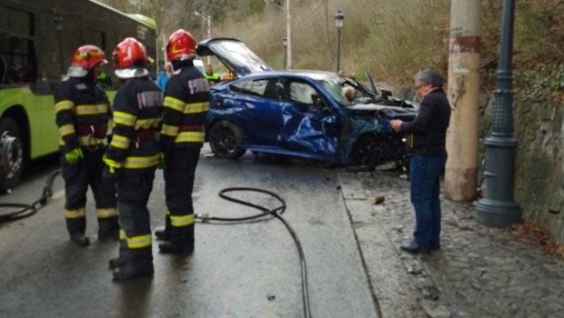 Un rănit a fost dus la spital la Ploiești, după un accident în Sinaia între o mașină și un autobuz