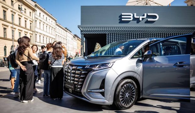 Gigantul auto chinez BYD a lansat marca premium Denza în Europa. Va concura direct cu BMW și Mercedes