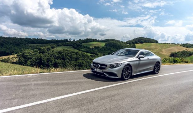Mercedes dezvoltă „vopseaua solară” pentru mașini electrice: poate oferi până la 20.000 km pe an fără încărcare