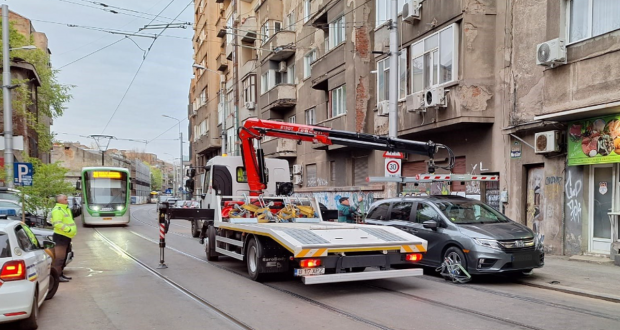Un șofer ucrainean care și-a parcat mașina pe linia de tramvai pe Calea Moșilor din București și a blocat circulația s-a ales cu dosar penal