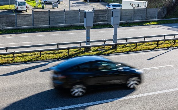 Țara în care un șofer român nu mai are voie să conducă, după ce a depășit cu 64 km/h limita de viteză